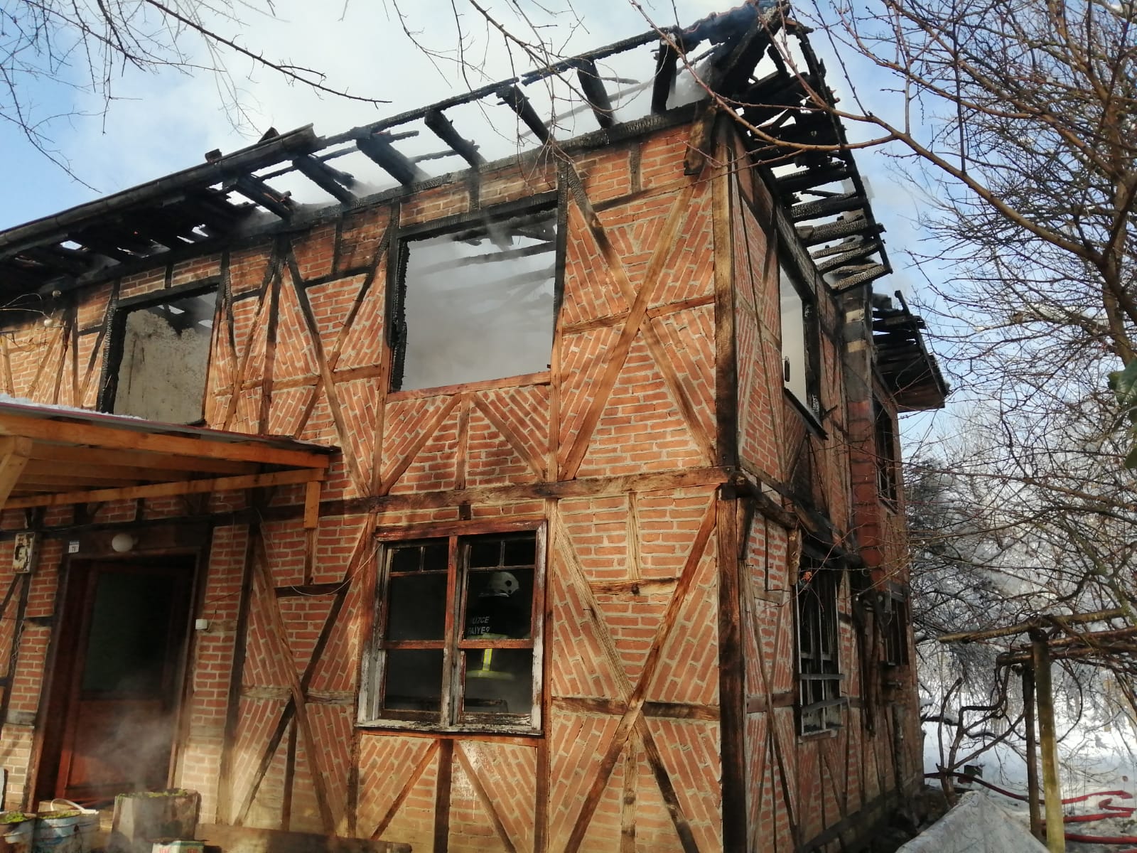 2 katlı ahşap ev kullanılamaz hale geldi