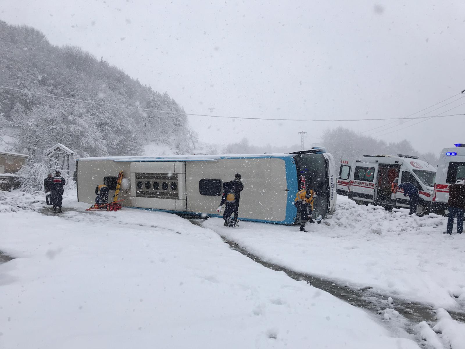 Zonguldak'ta yolcu otobüsü devrildi!