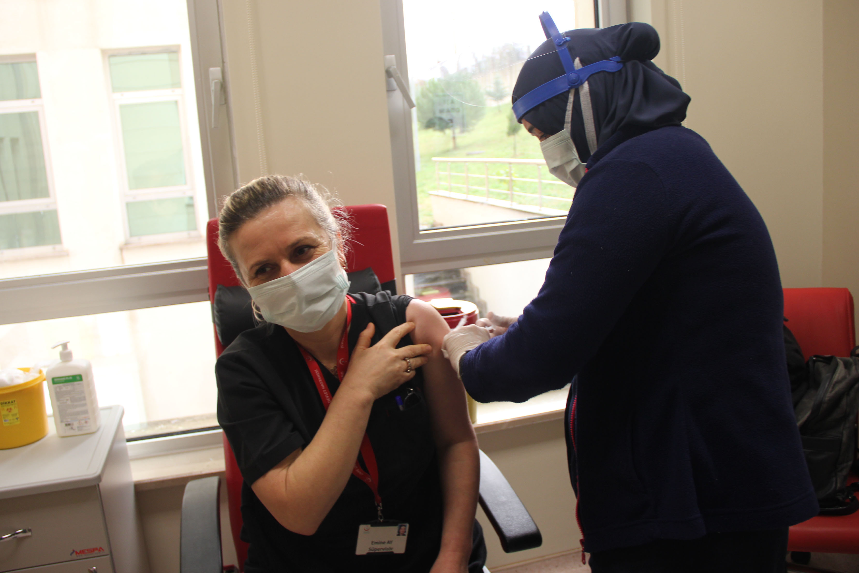 ÜNYE'DE SAĞLIK ÇALIŞANLARINA CORONAVAC AŞISI