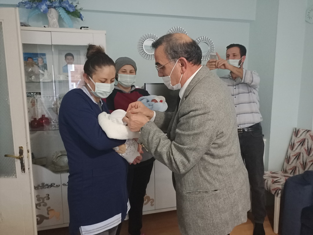 BAŞKAN DEMİRTAŞ,YAVUZ AİLESİNİN İKİZ BEBEK MUTLULUĞUNA ORTAK OLDU!