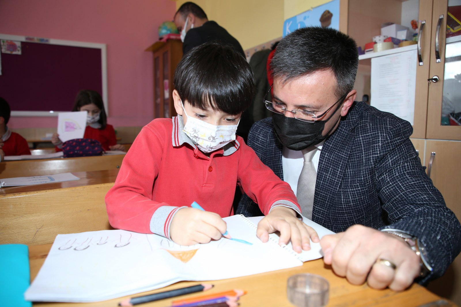 EĞİTİME YAPILAN YATIRIM ÜLKE GELECEĞİNE YAPILAN YATIRIMDIR