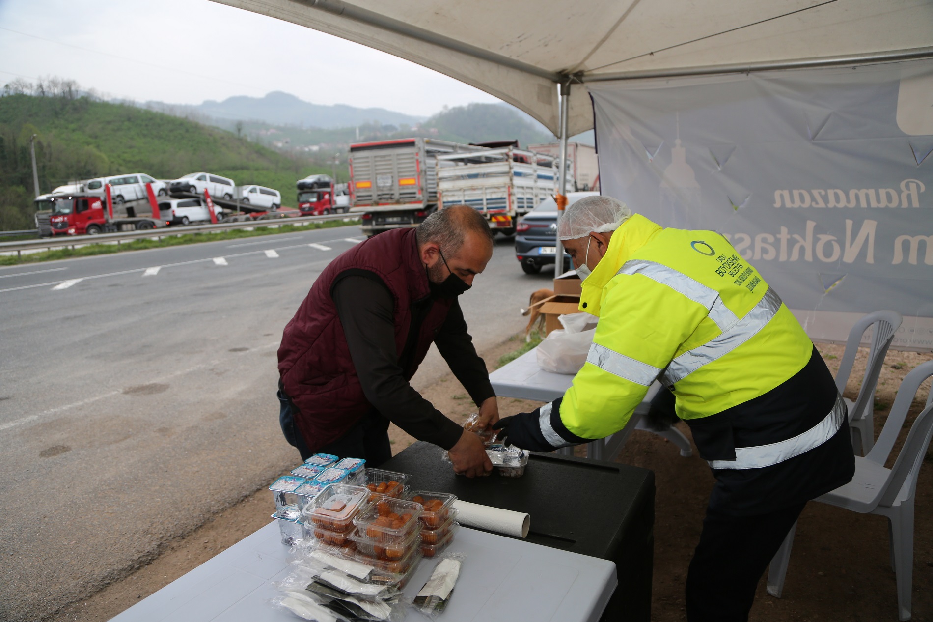 KARADENİZ SAHİL YOLUNDA İFTAR SAATİ BEREKETİ