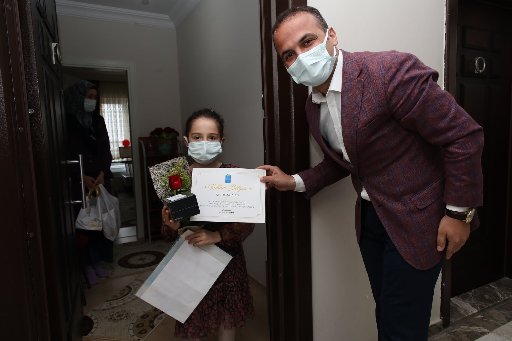 23 NİSAN RESİM YARIŞMASI’NIN ŞAMPİYONLARINA HEDİYELERİ EVLERİNDE TESLİM EDİLDİ