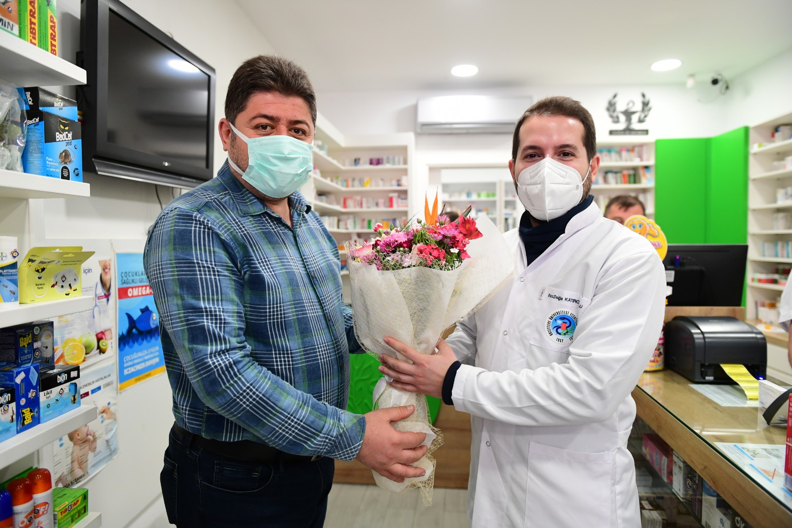 BAŞKAN TÖREN’DEN ECZACILARA ANLAMLI JEST