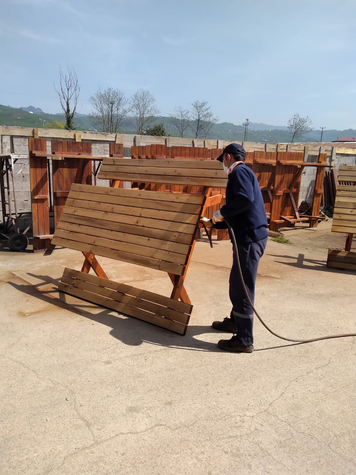 BÜYÜKŞEHİR PARKLARDA BAKIM VE ONARIM YAPIYOR