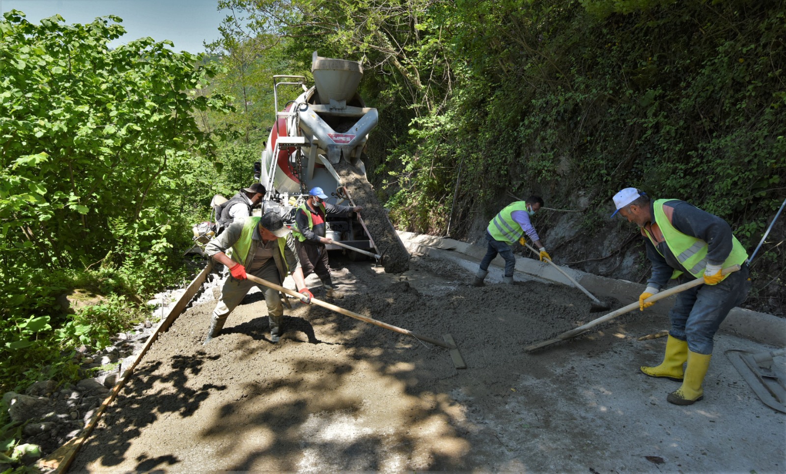 ALTINORDU BELEDİYESİ'NDEN ZAFERKÖY MAHALLESİNDE TOPYEKÛN YOL ÇALIŞMASI