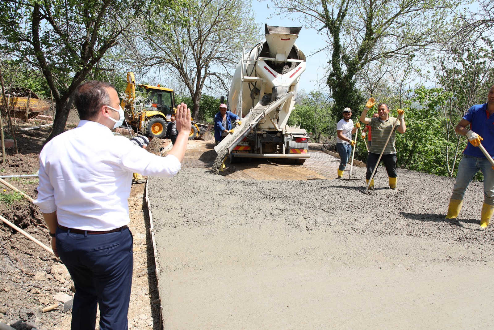HAMLIK MAHALLESİ ASIRLIK BETON YOLUNA KAVUŞUYOR
