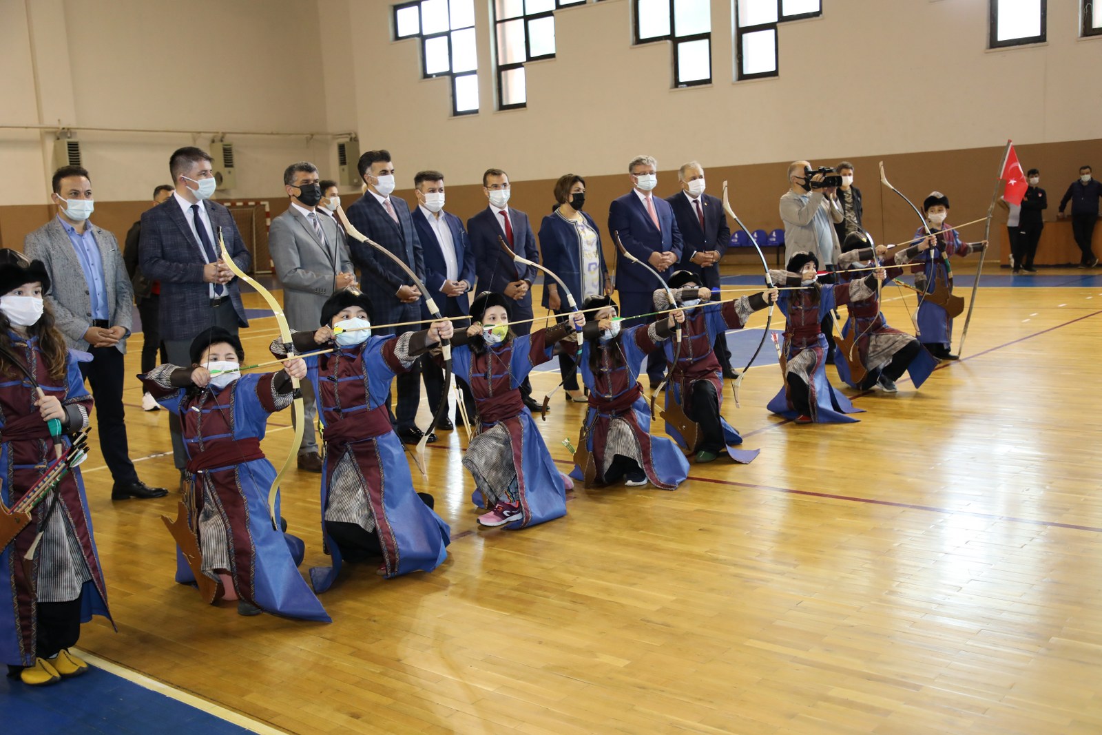 PROTOKOL MENSUPLARI OKÇU ÇOCUKLARIN TİRKEŞLERİNİ TAKTI