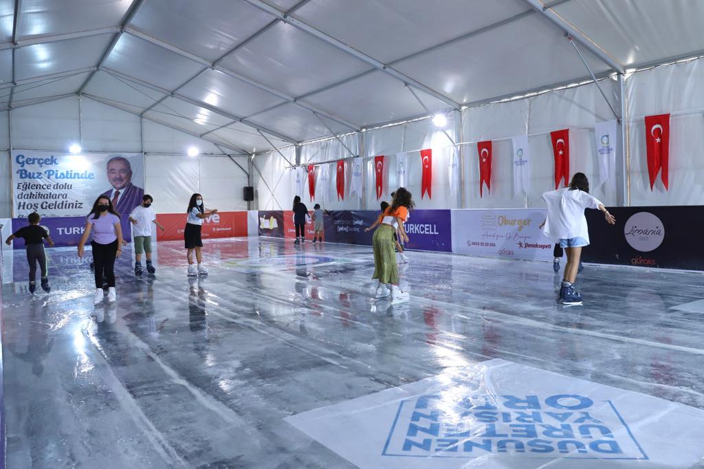 İLK KEZ BUZ PATENİ YAPMANIN MUTLULUĞUNU YAŞADILAR