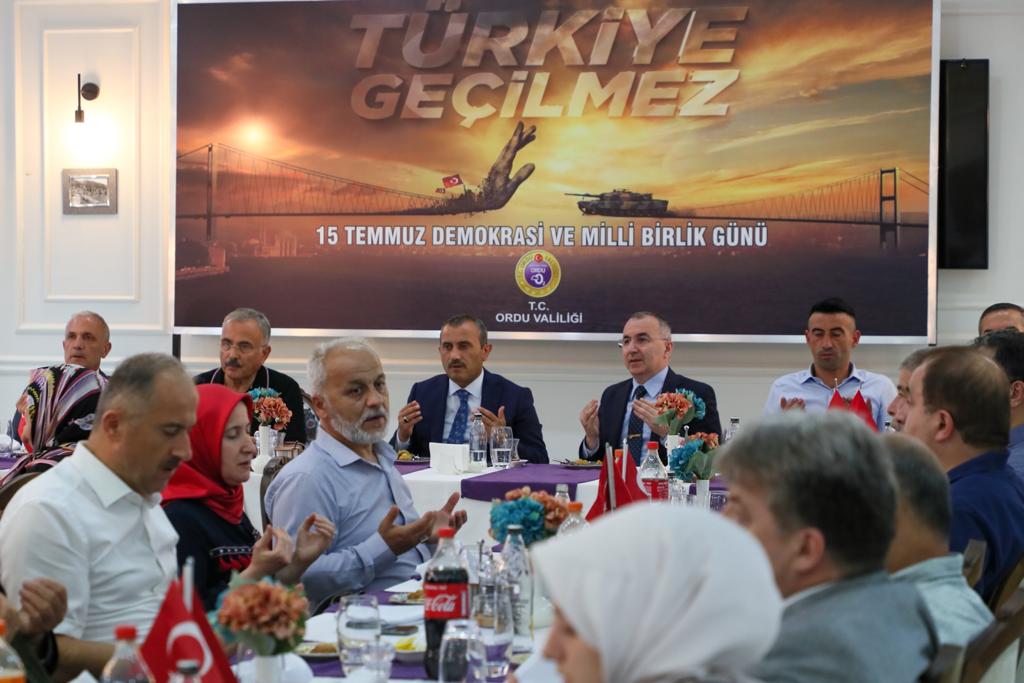 VALİ SONEL, ŞEHİT AİLELERİNİN VE GAZİLERİN ONURUNA YEMEK PROGRAMI DÜZENLEDİ 