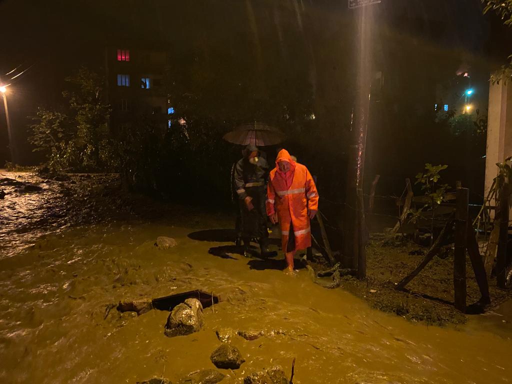 BÜYÜKŞEHİR ÜNYE’DEKİ YAĞIŞLARDA ETKİN BİR MÜCADELE VERDİ
