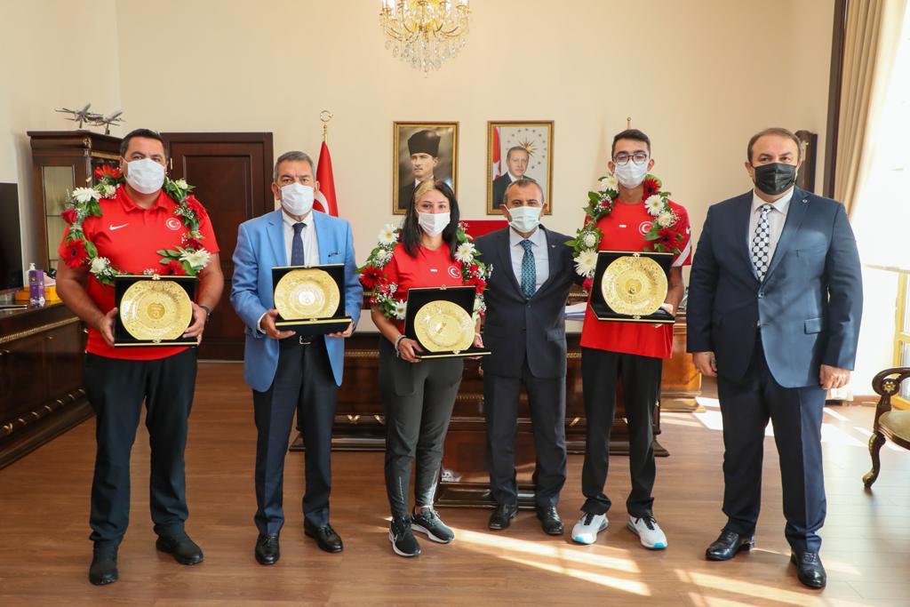 ŞAMPİYON OKÇULARIMIZDAN VALİ SONEL'E ZİYARET 