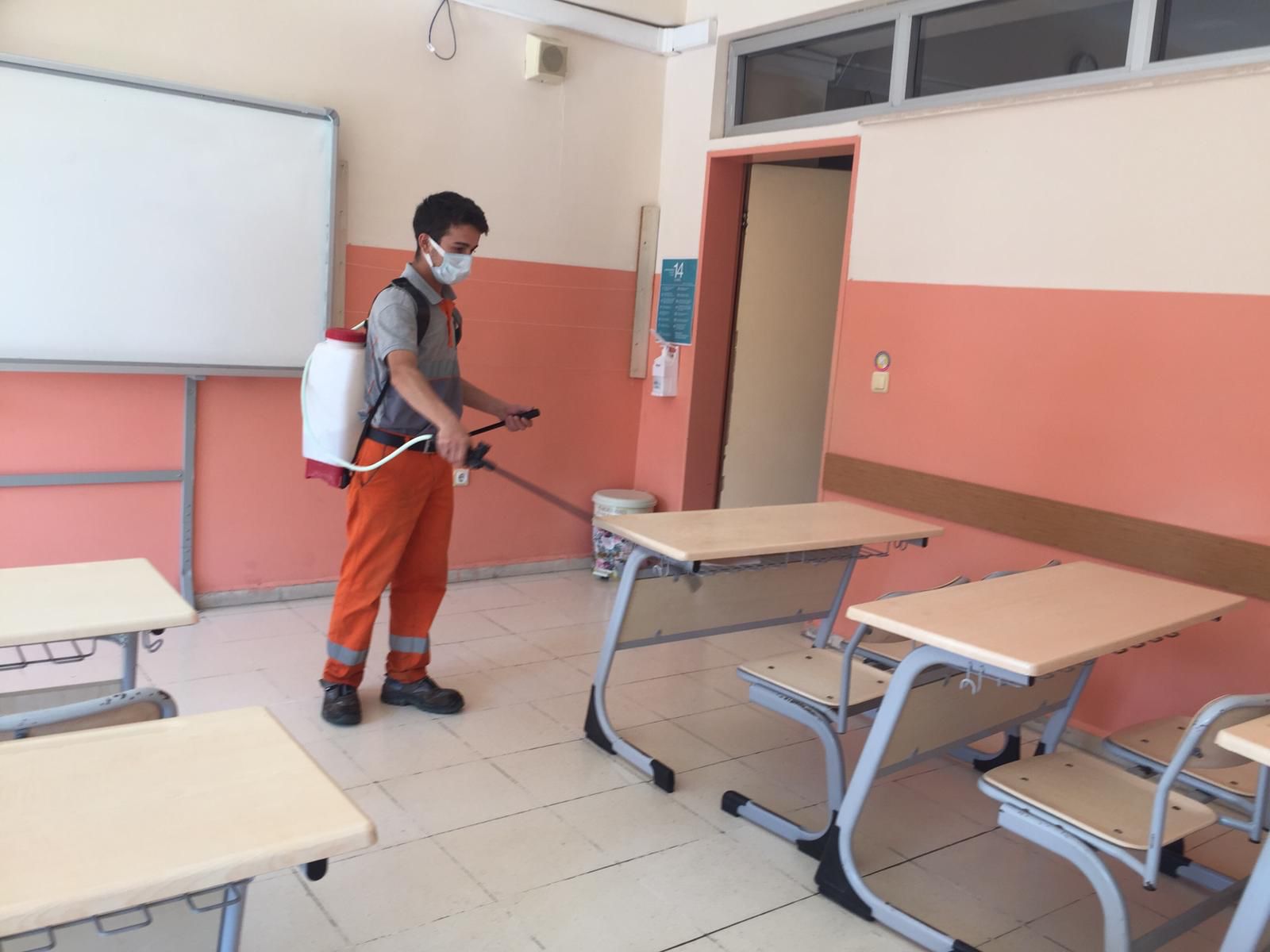 OKUL SEZONU ÖNCESİ OKULLARDA TEMİZLİK VE DEZENFEKTAN ÇALIŞMASI YAPILIYOR