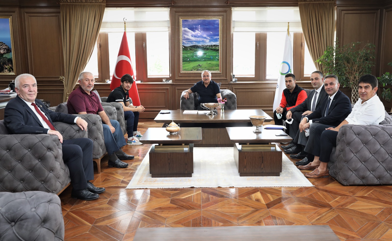 AYBASTILI DÜNYA 2’NCİSİ GÜREŞÇİDEN BAŞKAN GÜLER’E ZİYARET