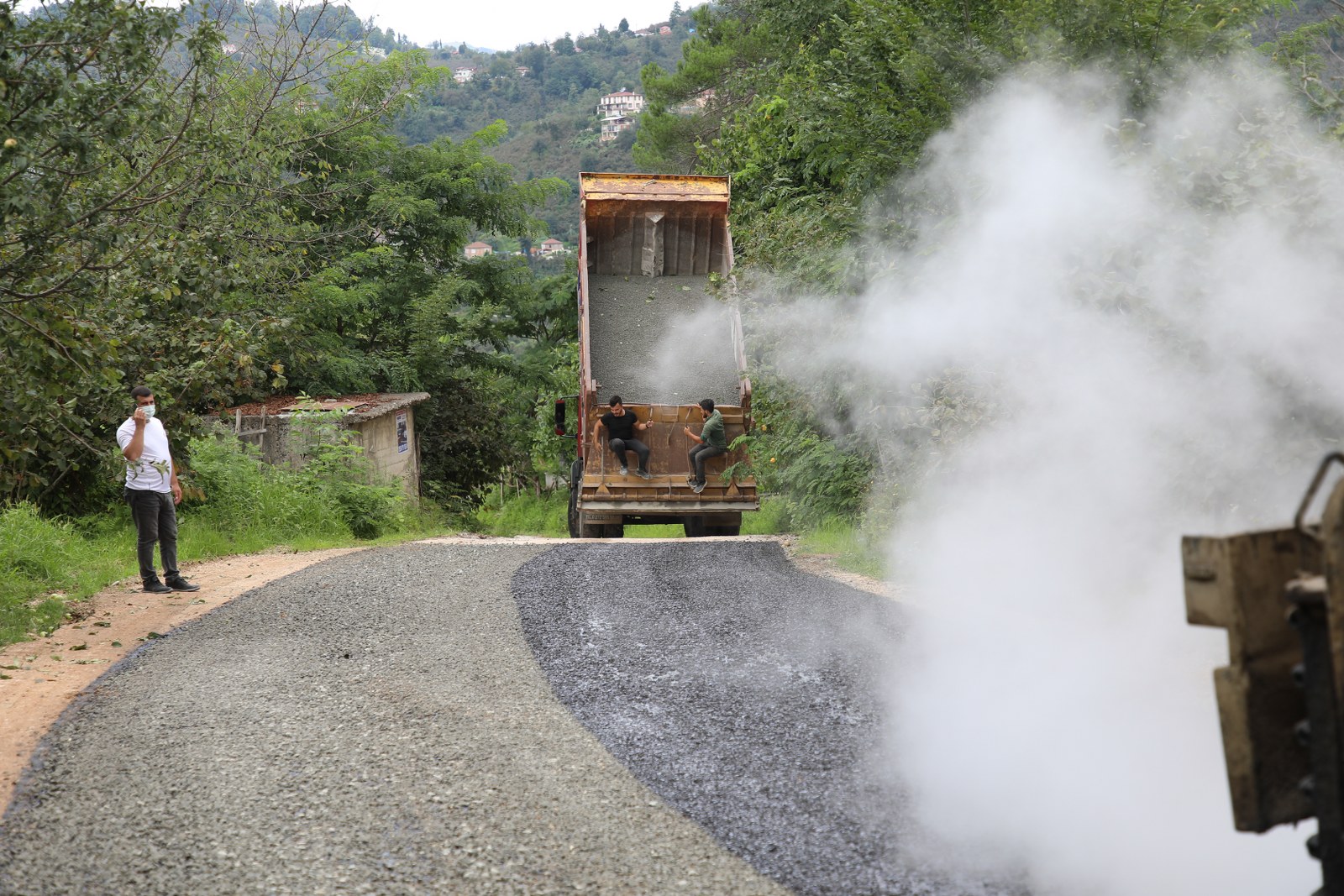 KAYACA MAHALLESİ, ÇAMUR VE TOZDAN KURTULDU