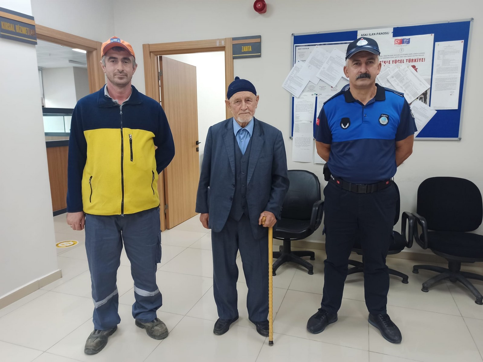 KALDIRIMDA ALTIN BİLEZİK BULDU!