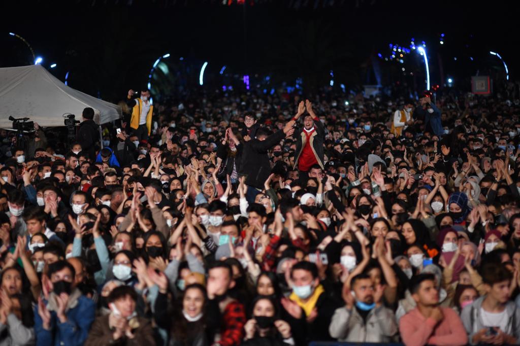 GENÇLER DOYASIYA EĞLENDİ