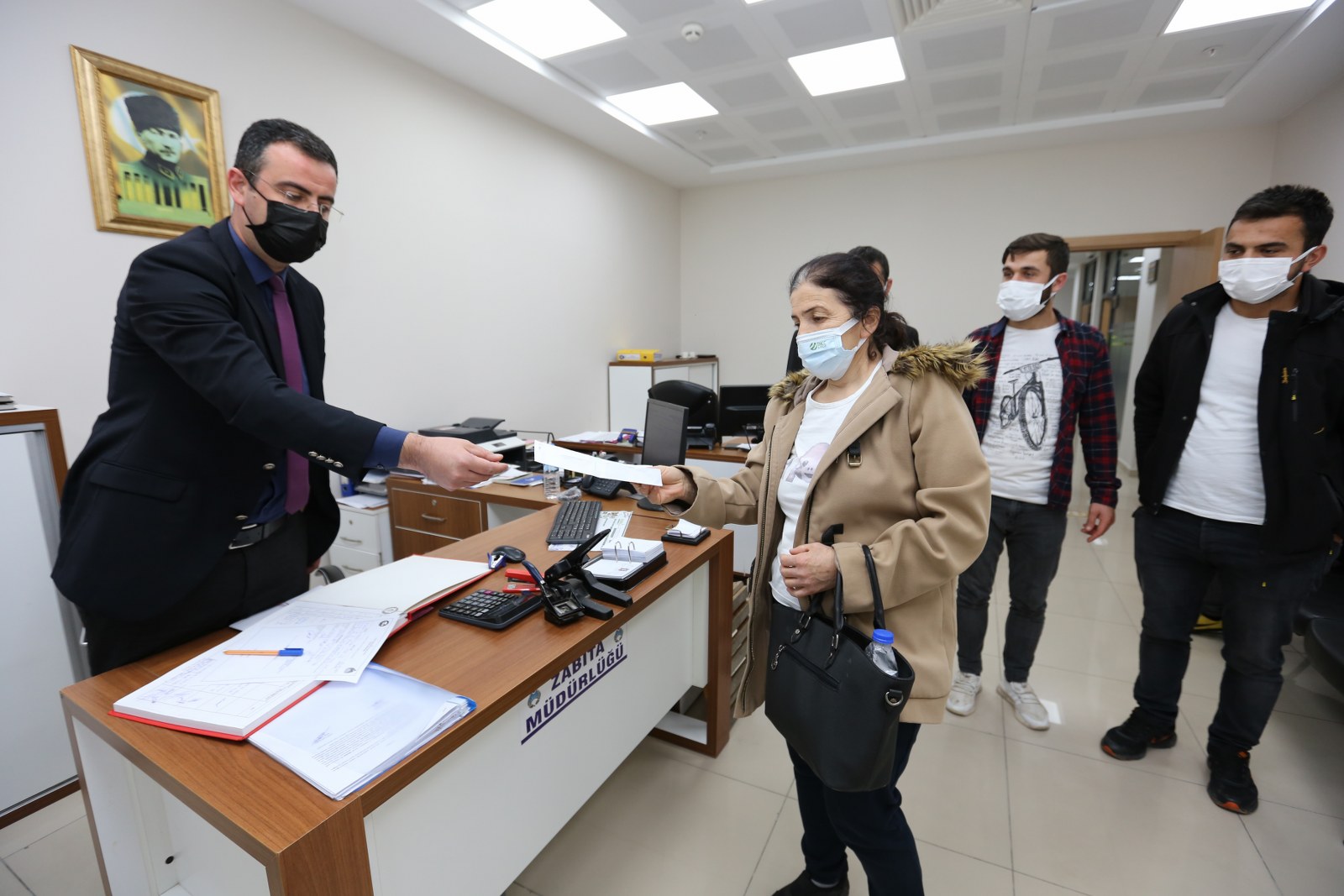 DUYARLI GENÇLERİN BULDUĞU PARA ZABITA TARAFINDAN TESLİM EDİLDİ