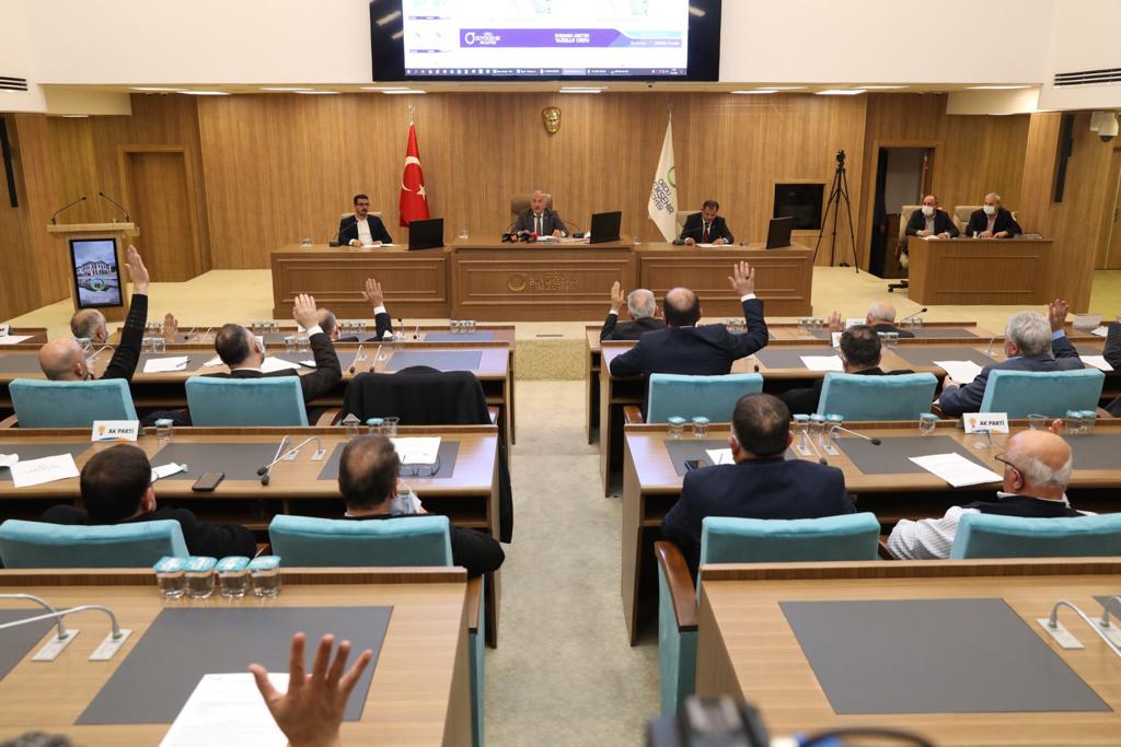 BAŞKAN GÜLER, YİNE ESNAFIN YANINDA