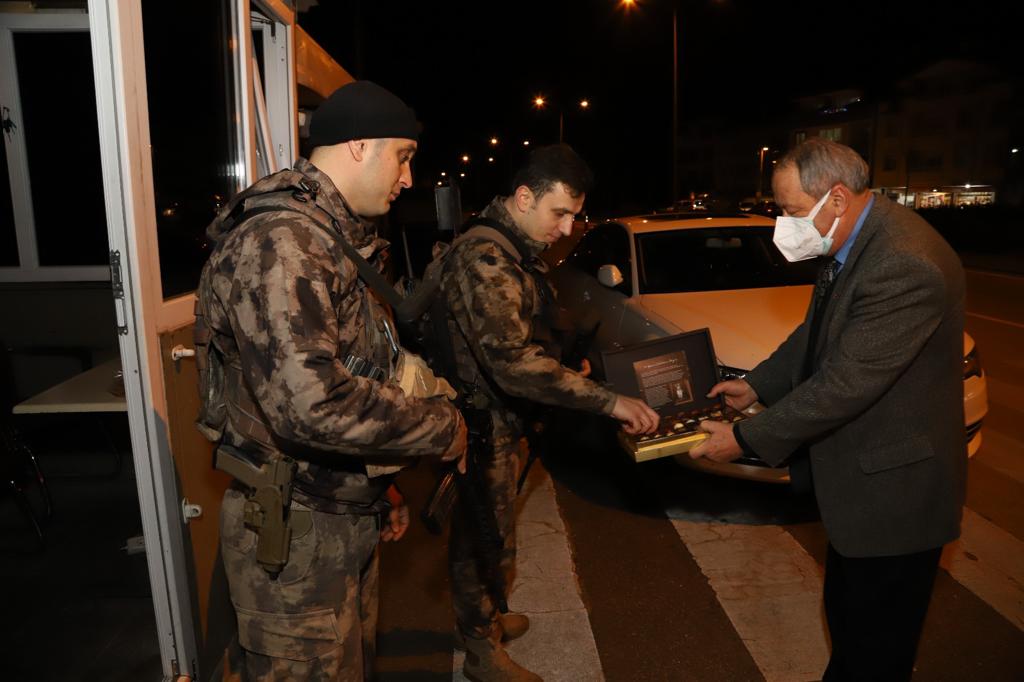 2022’YE SAATLER KALA ONLARI YALNIZ BIRAKILMADILAR