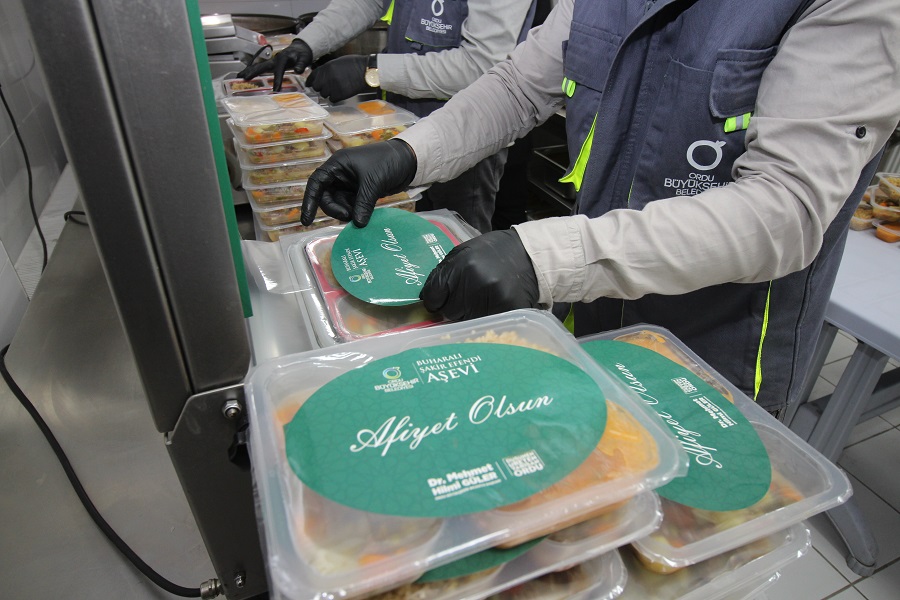 KAR KIŞ DEMEDEN SICAK YEMEK DAĞITTILAR!