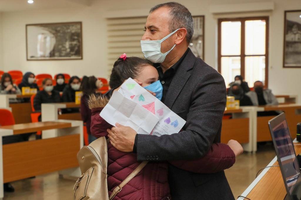 DİYABET HASTASI ÇOCUKLARIN PARMAKLARI ARTIK DELİNMEYECEK