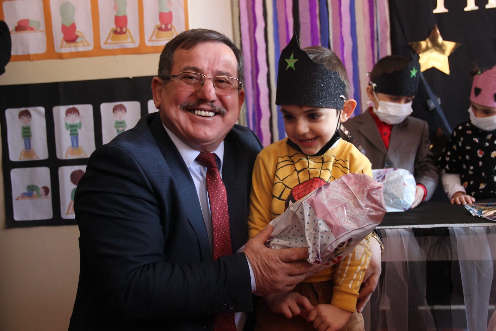 BAŞKAN TÜRE’DEN KURAN OKUYAN MİNİKLERE ÖDÜL