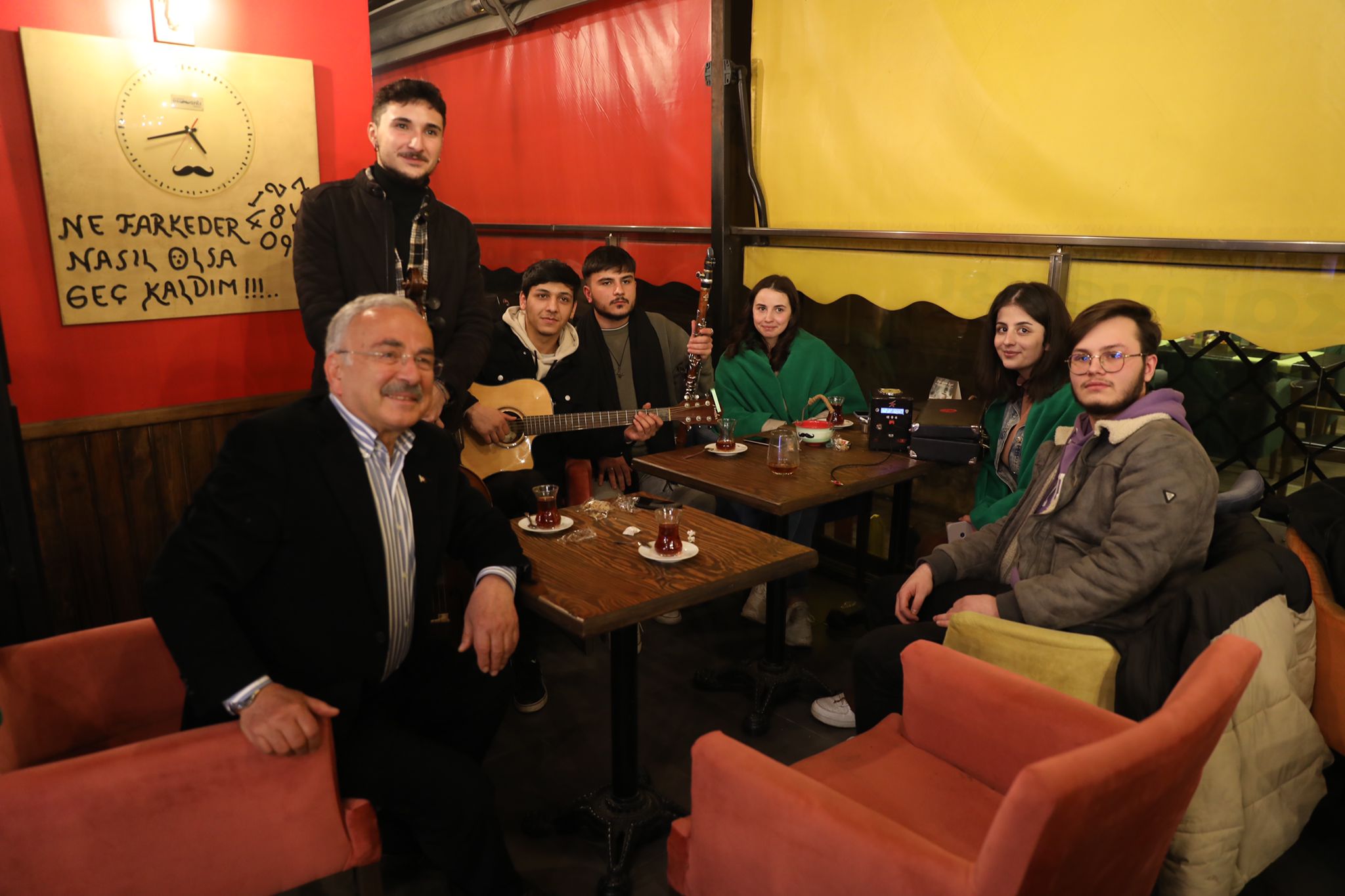 BAŞKAN GÜLER GENÇLERİN MASASINA MİSAFİR OLDU