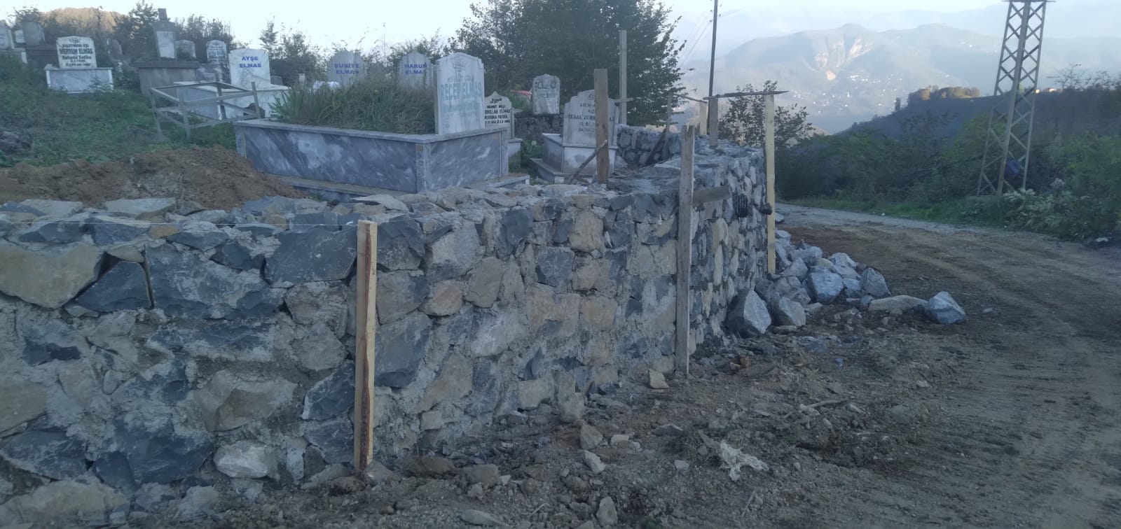 MEZARLIKLARDA BAKIM ONARIM ÇALIŞMALARI DEVAM EDİYOR  