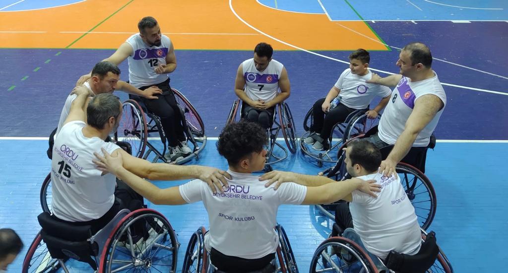 TEKERLEKLİ SANDALYE BASKETBOL TAKIMI LİGDEKİ BAŞARISINI TAÇLANDIRDI