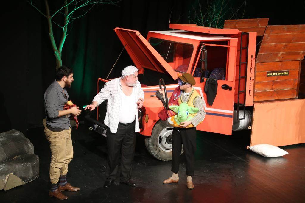 YARIM ASIRLIK TİYATRO KAPALI GİŞE OYNUYOR