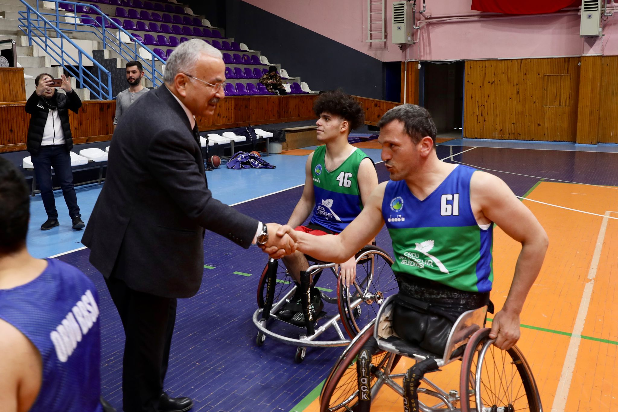 BAŞKAN GÜLER, ENGELLİ BASKETBOL TAKIMINI ZİYARET ETTİ