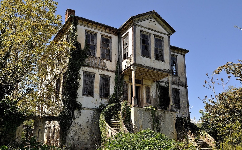 ASIRLIK KONAK GELECEĞE TAŞINIYOR