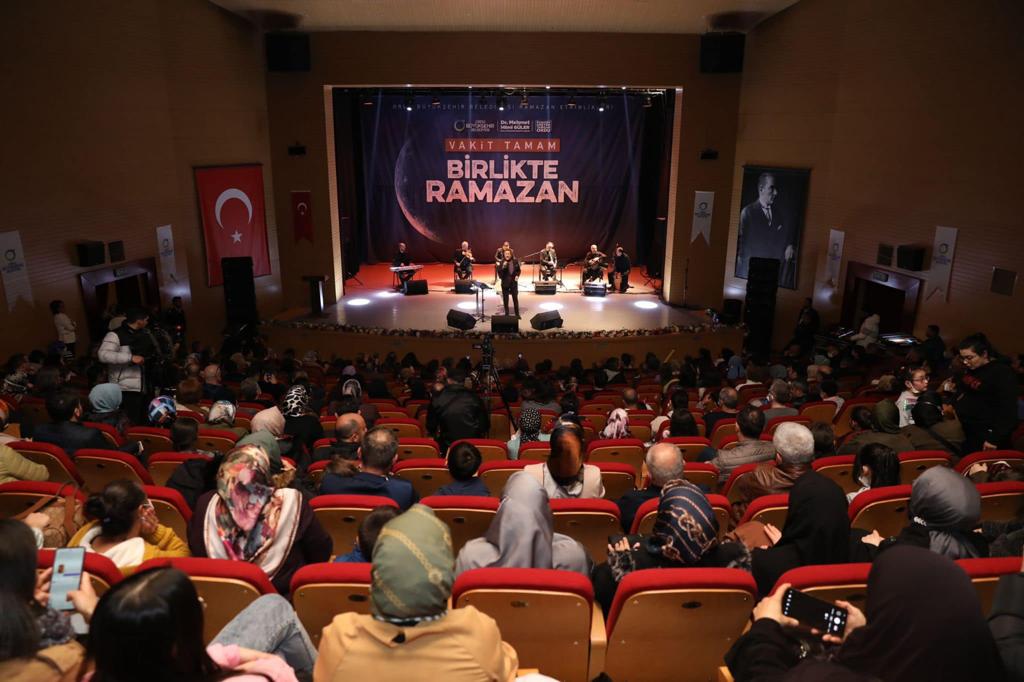 MÜZİSYEN AHMET ÖZHAN ORDULULARLA BULUŞTU