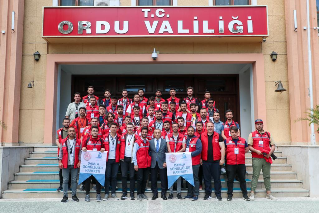 ÜNİVERSİTELİ GENÇLERDEN VALİ SONEL’E ZİYARET