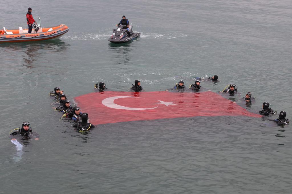 19 DALGIÇ 19 MAYIS İÇİN DENİZDE BAYRAK AÇTI