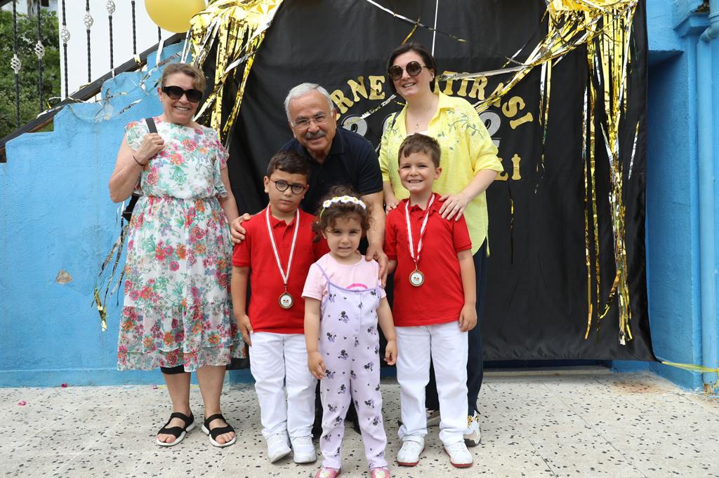 BAŞKAN GÜLER ÇOCUKLUĞUNUN GEÇTİĞİ İLKOKULDA KARNE DAĞITTI