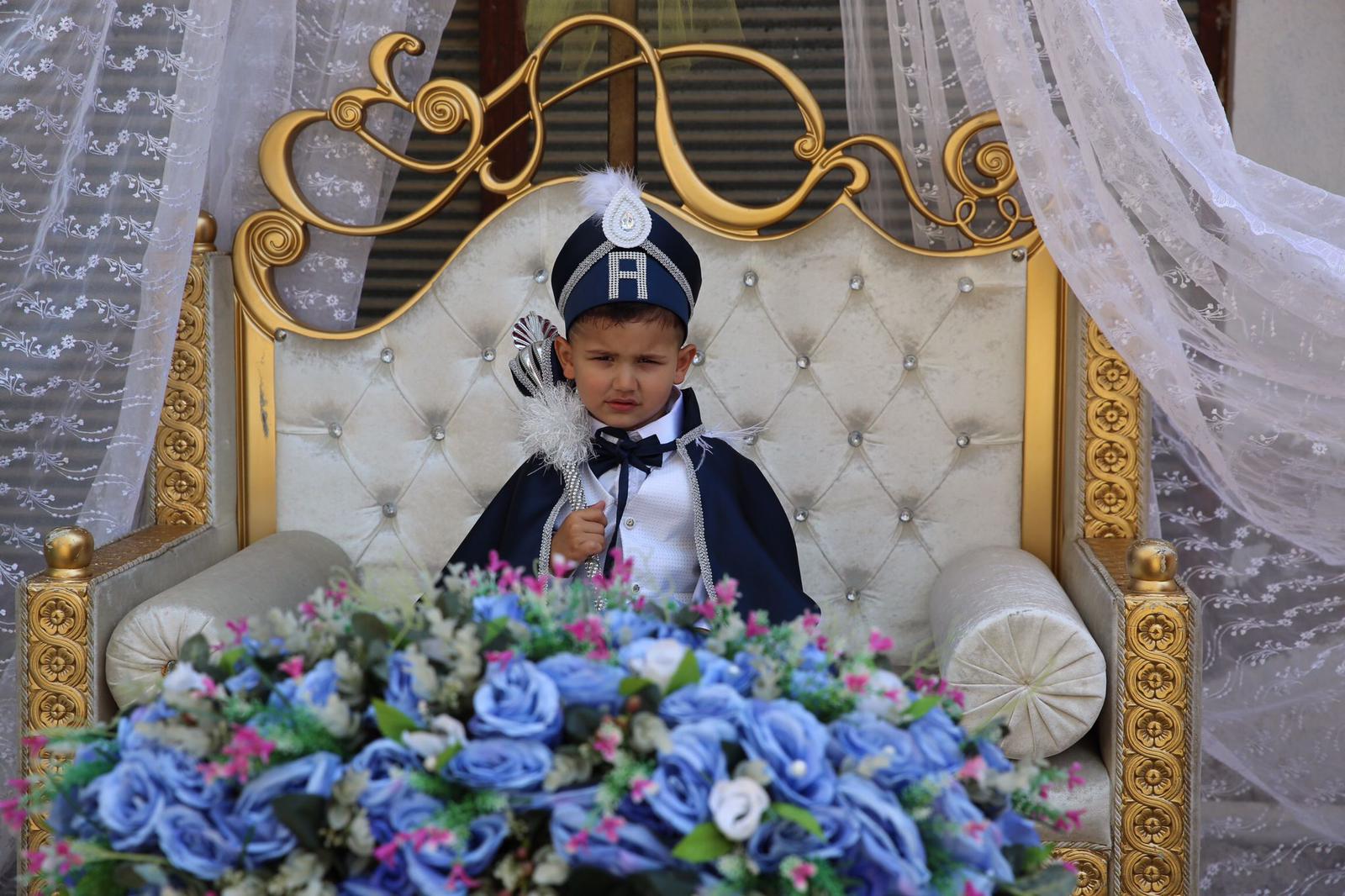 Vali Sonel, Bir Yetim Evladı Daha Mutlu Etti