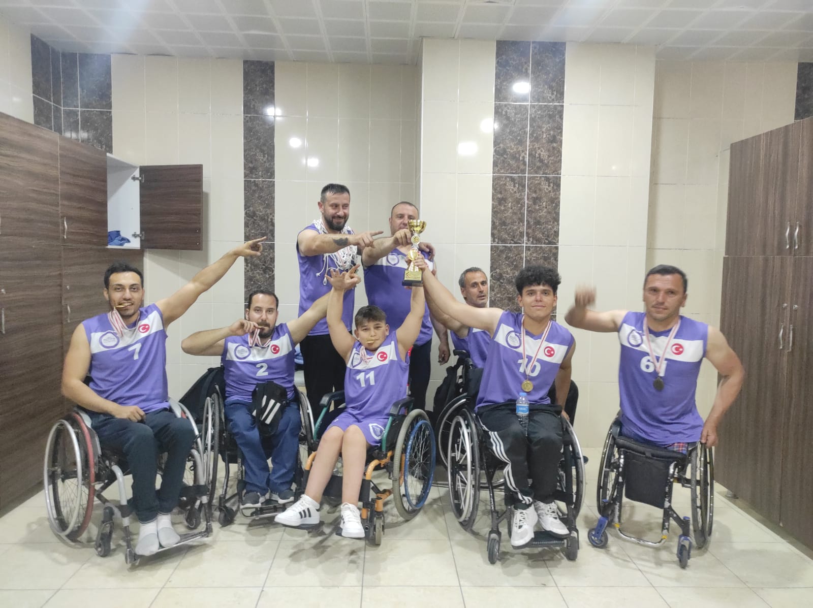 ŞAMPİYON KUPASINI ALDI