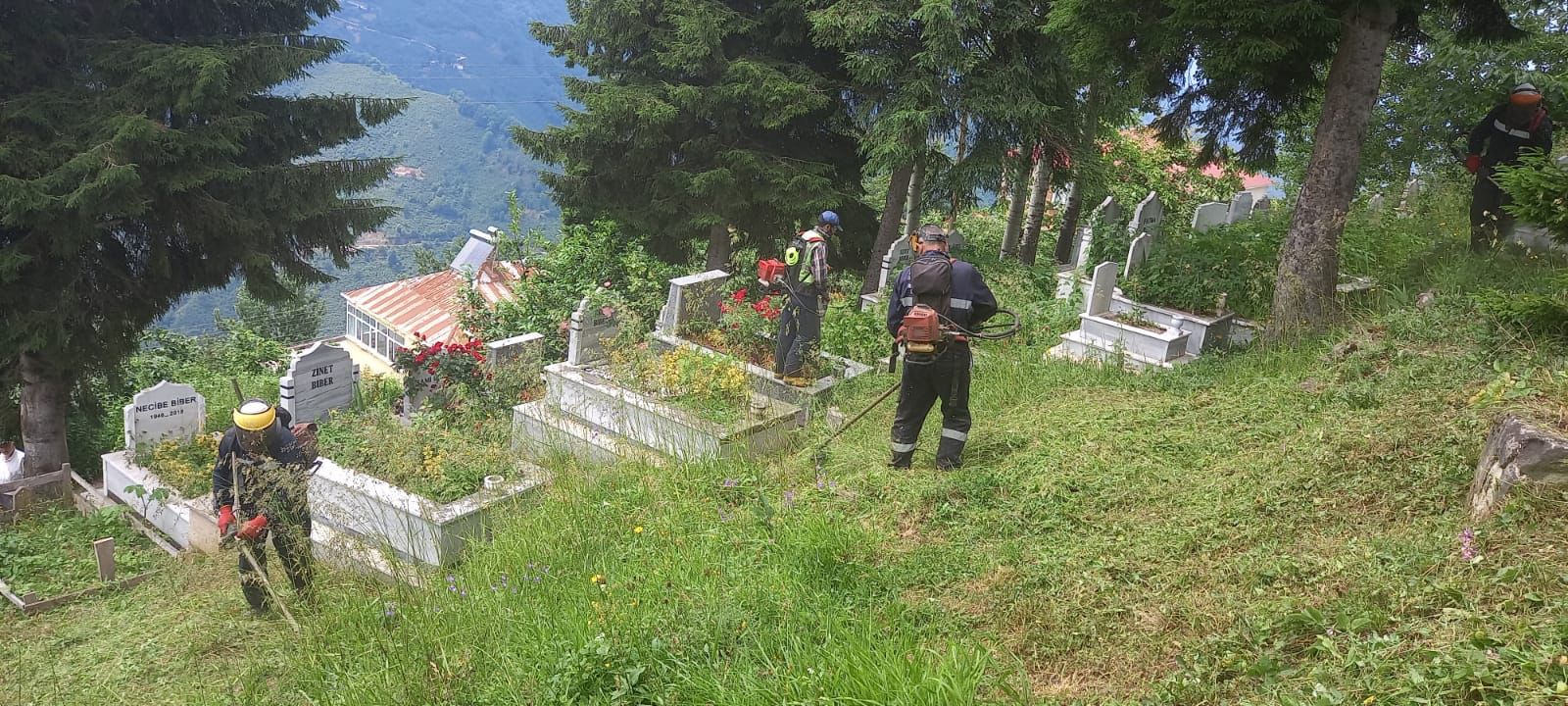 BÜYÜKŞEHİR MEZARLIKLARI BAYRAMA HAZIRLIYOR