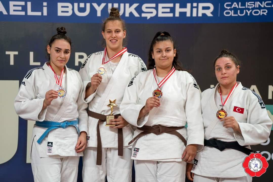 Büyükşehir Sporcuları Gururlandırdı