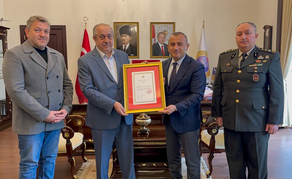 Vali Sonel, Dedesinin İstiklal Madalyasını Torununa Takdim Etti