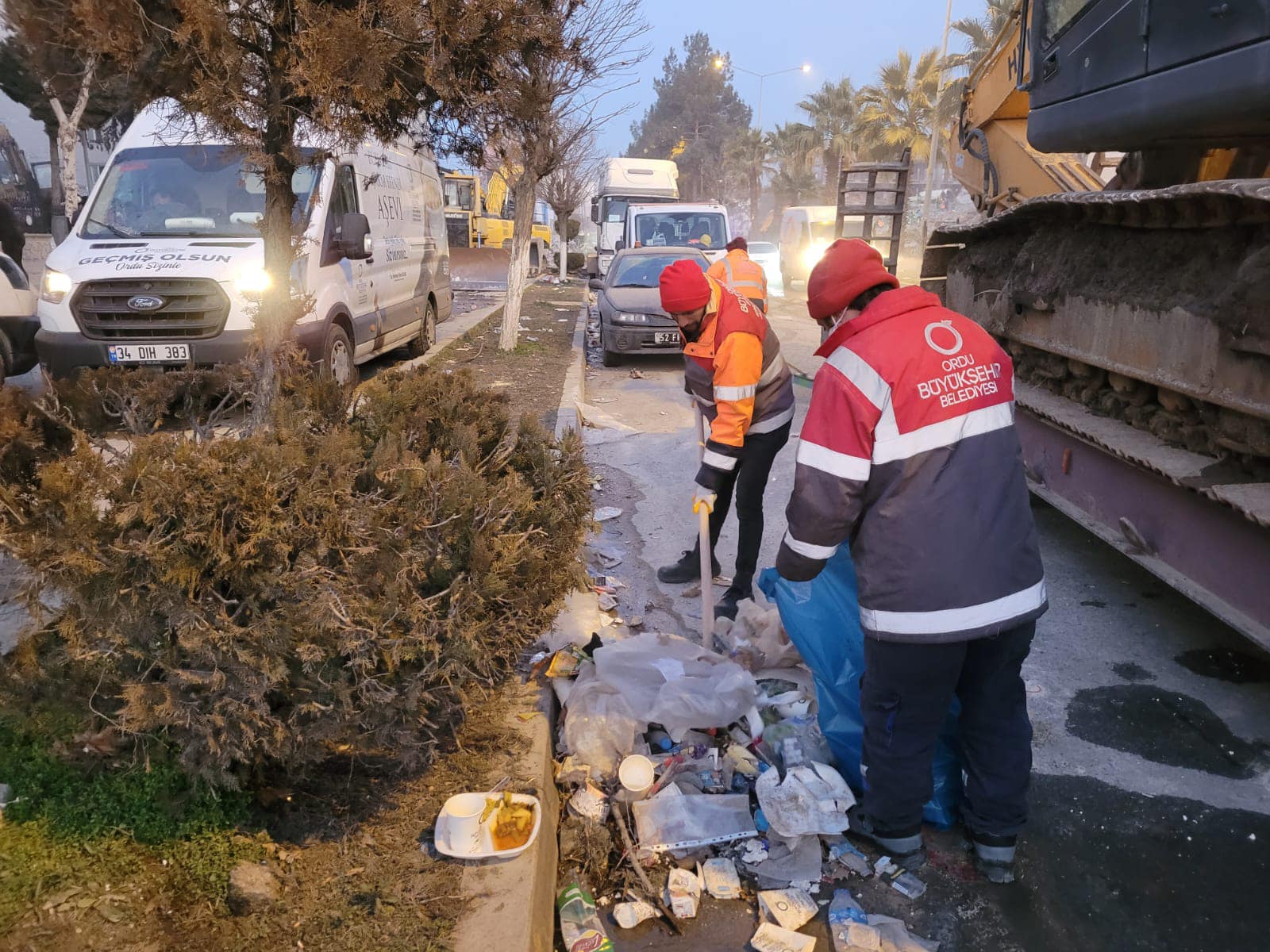 Büyükşehir Ekipleri Deprem Bölgelerinde Cadde ve Sokakları Temizliyor