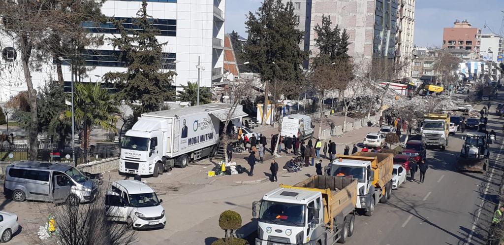 Günlerdir Mobil Mutfak Tırı İle Yemek İhtiyacı Karşılanıyor