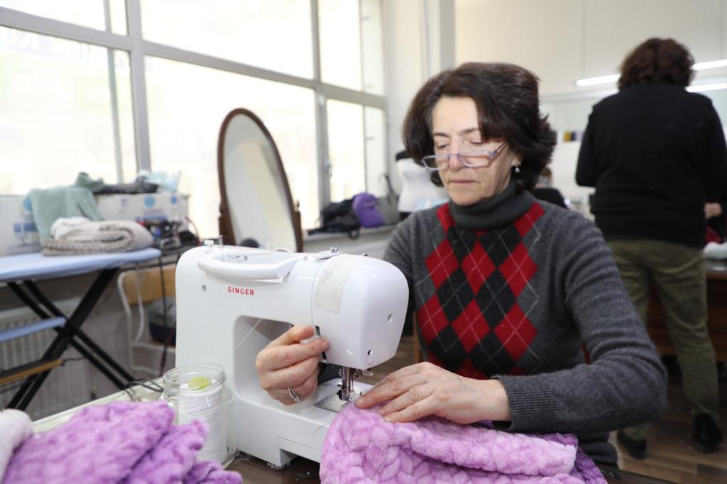 ORMEK Kursiyerleri Depremzedelere Kışlık Kıyafet Dikiyor