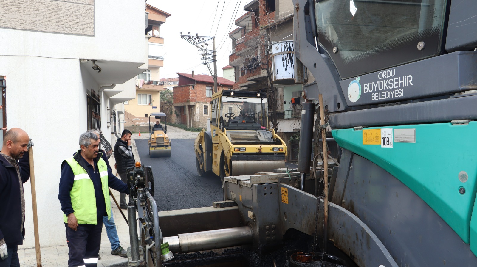 Ünye’de İki Sokak Sıcak Asfalt ile Buluştu
